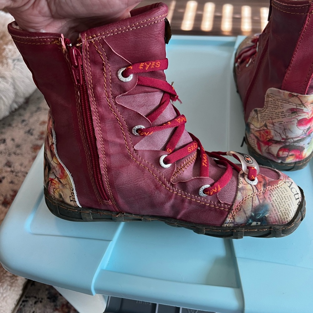 Women’s Rain Boots. Tha Eyes. Womens Size 8